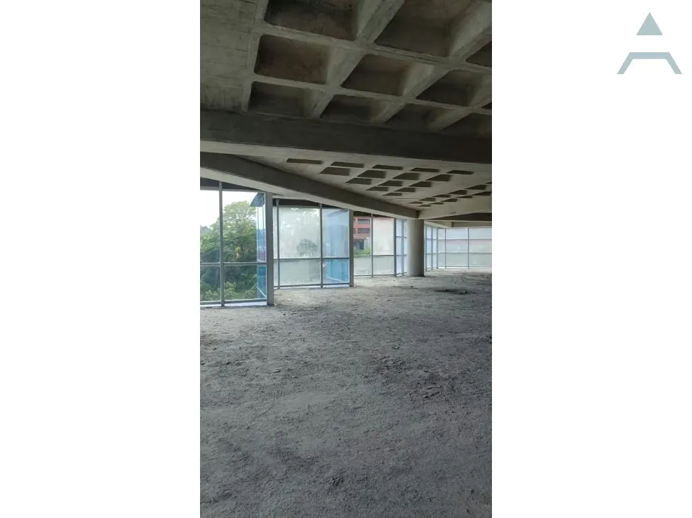 Se alquila Oficina 400m² Los Naranjos - 2