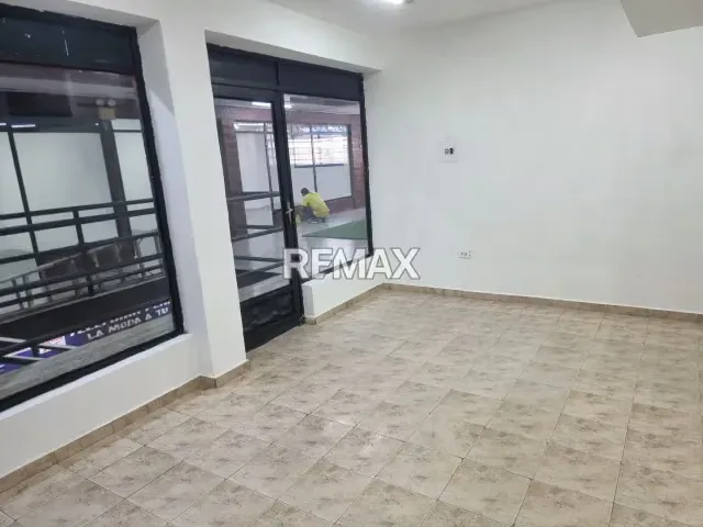 En ALQUILER céntrico local ubicado en el centro comercial - 3