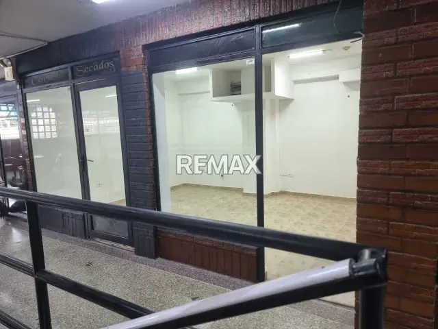 En ALQUILER céntrico local ubicado en el centro comercial - 4