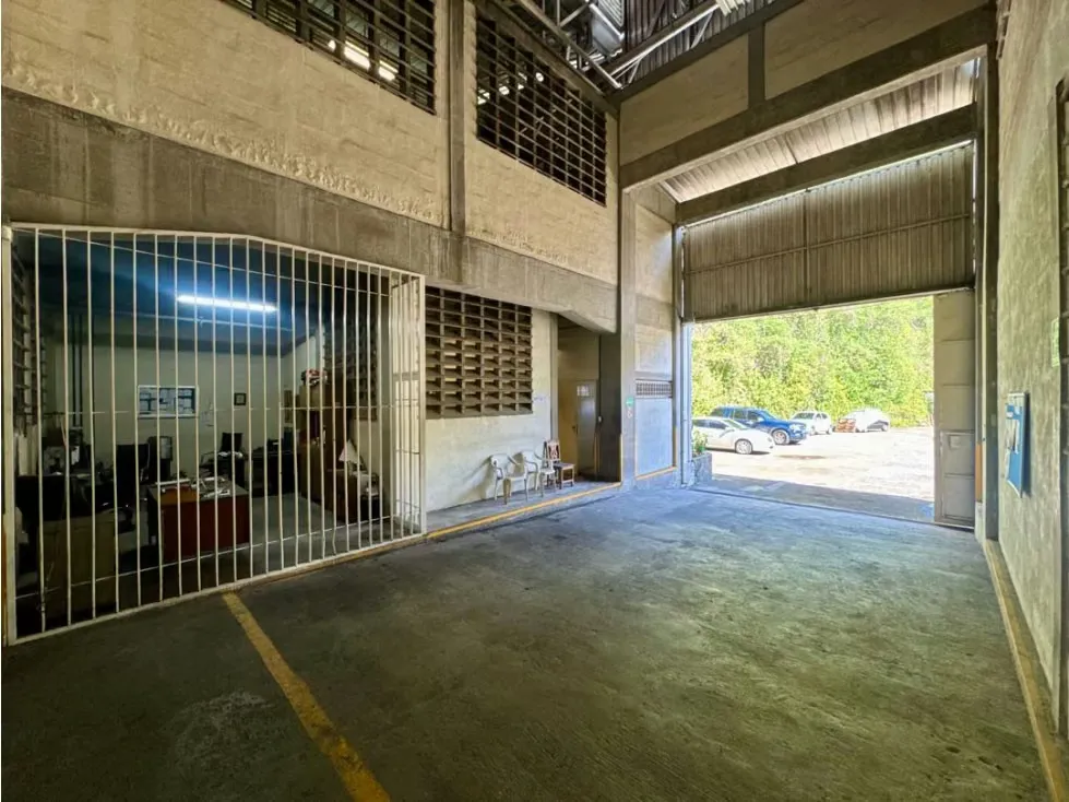 Se vende galpón c/ edificio administrativo 1629m2 Urb. Miranda 0797 - 14