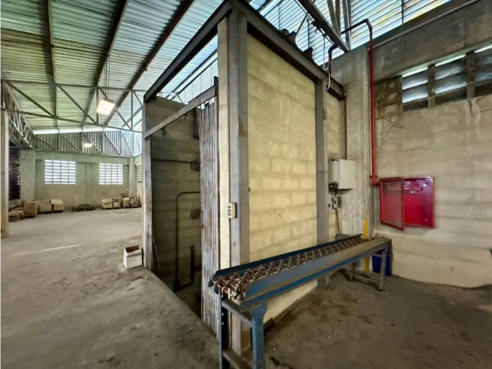 Se vende galpón c/ edificio administrativo 1629m2 Urb. Miranda 0797 - 9