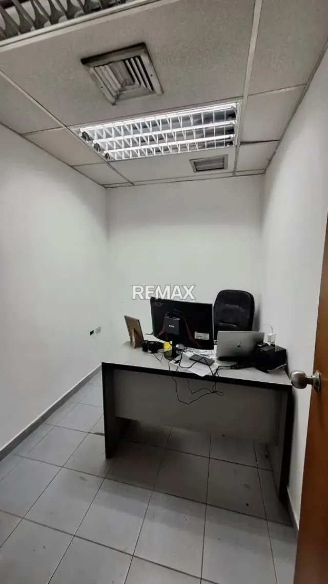 Se Vende Fondo de Comercio Farmacia en Avenida Cedeño Valencia - 18