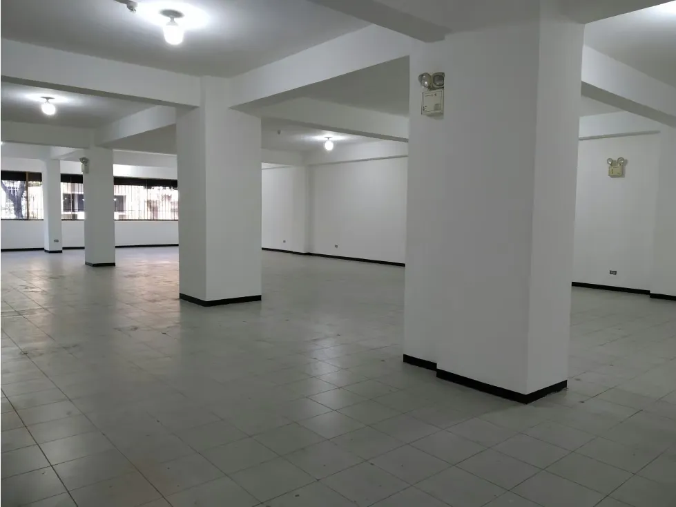 Se alquila local en mezzanina 300m2 Av Baralt 8109 - 2