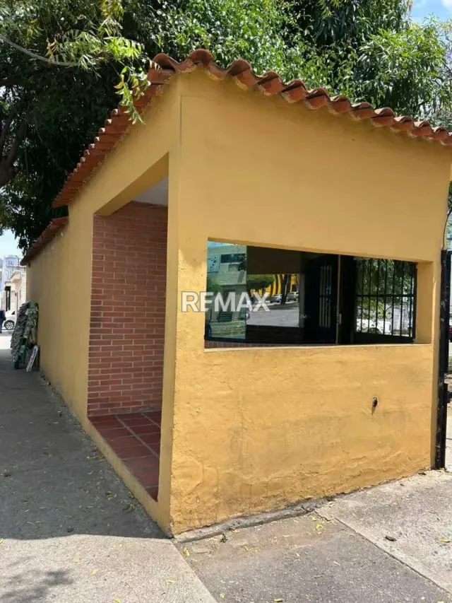 Venta de Local Comercial Avenida Carlos Sanda Planta Baja - 18