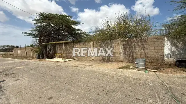 En venta terreno cercado completamente. Entrada de Punto Fijo