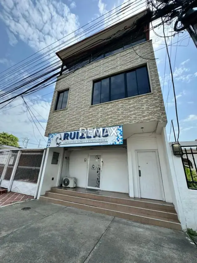 En Venta Edificio de 3 niveles ubicado en Guanare, Av. 1 del Sector La Comunidad, Guanare, Portuguesa, Venezuela