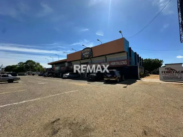 Local en ALQUILER Ubicado en Centro Comercial Terra Nostra en Av. Fuerzas Armadas, al lado del Adolfo Pons