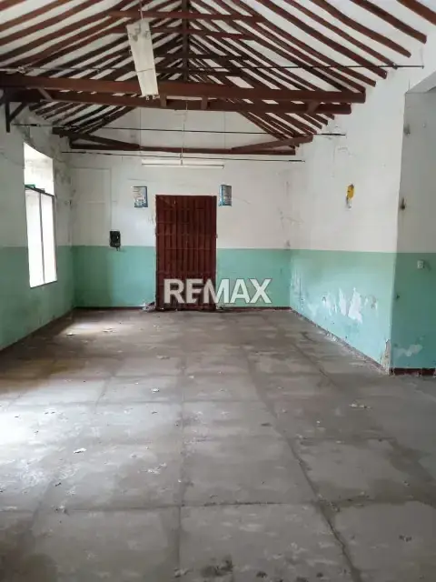 Locales comerciales con amplio terreno