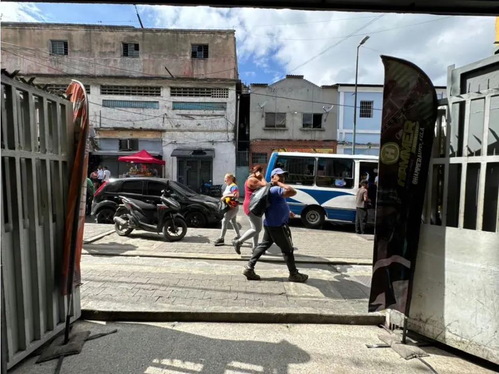 Edifcio Comercial Venta Catia 368000$ aceptamos financiamiento - 16