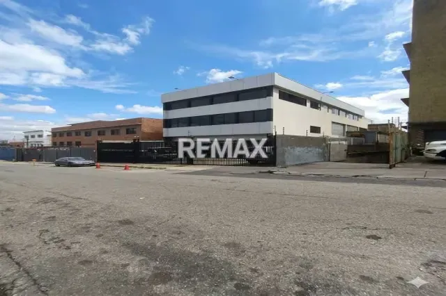 EDIFICIO INDUSTRIAL EN VENTA - URB. BOLEITA NORTE