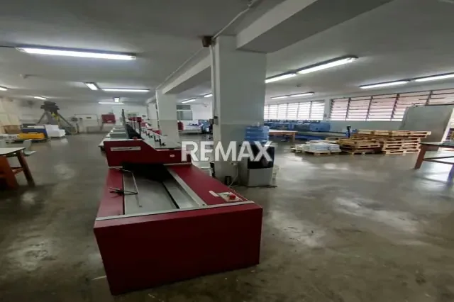 EDIFICIO INDUSTRIAL EN VENTA - URB. BOLEITA NORTE - 3