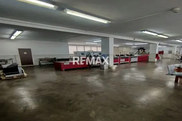 EDIFICIO INDUSTRIAL EN VENTA - URB. BOLEITA NORTE - 4