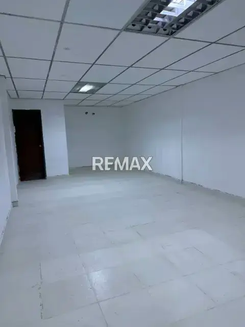 En Venta Local Comercial en Av. luis del Valle Garcia