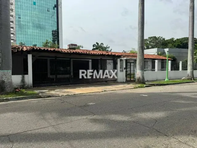 Casa Comercial a restaurar al lado de Nautilus