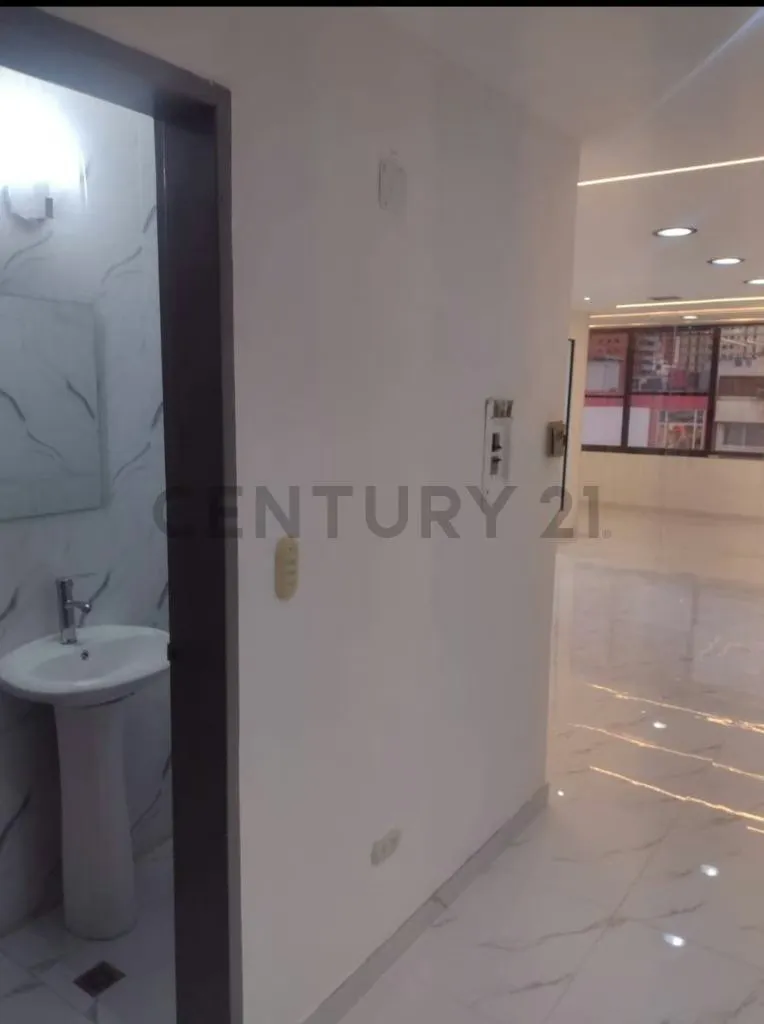 TU PROXIMO CENTRO DE NEGOCIOS EN ELCORAZON DE SABANA GRANDE ! - 8