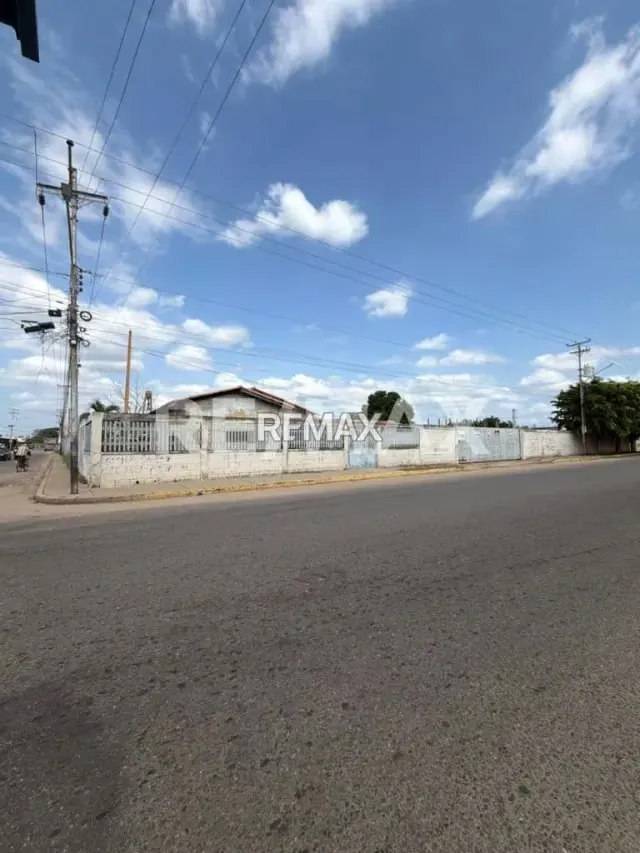 En Alquiler Amplio Terreno con galpón En Esquina Calle Vargas de Ciudad Ojeda - 2