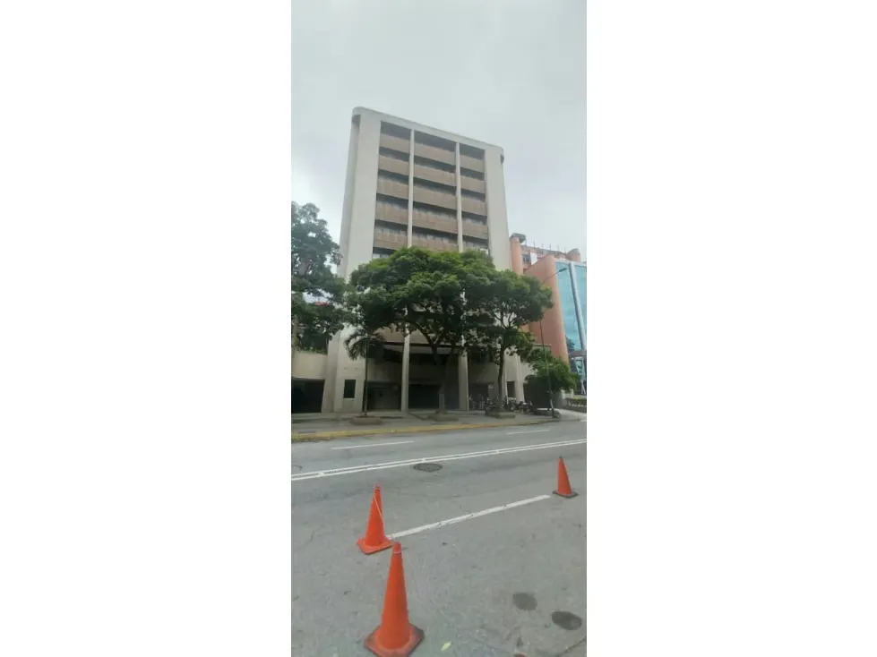 Alquilo local comercial a nivel calle 63+50m2 de terraza El Rosal 9509