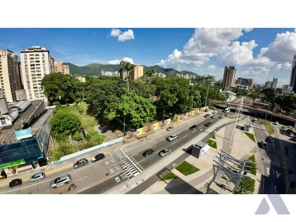 Vendo terreno comercial en esquina 10.000m2 Av. Bolivar Valencia - 2