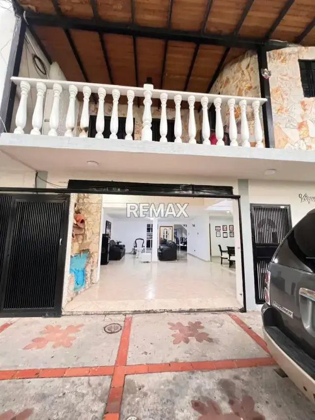 EN VENTA CASA UBICADA EN PIRINEOS 1