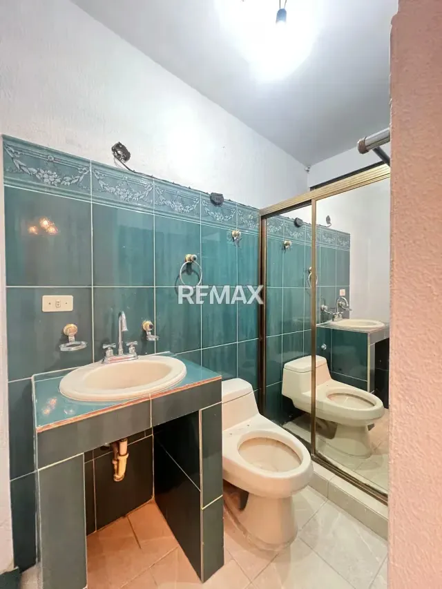 EN VENTA CASA UBICADA EN PIRINEOS 1 - 18