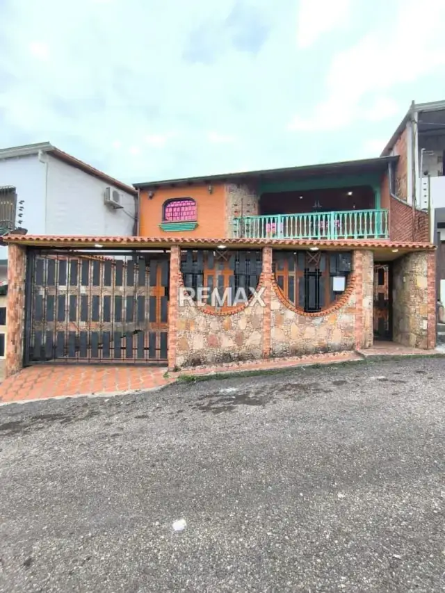 Casa en venta ubicada a pie de calle en el sector san benito, palmira, municipio guásimos
