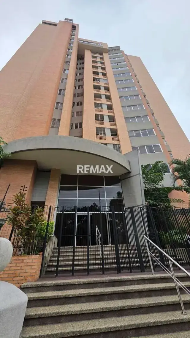 APARTAMENTO EN VENTA EN LOS MANGOS CON PLANTA 100% Y POZO REMODELADO