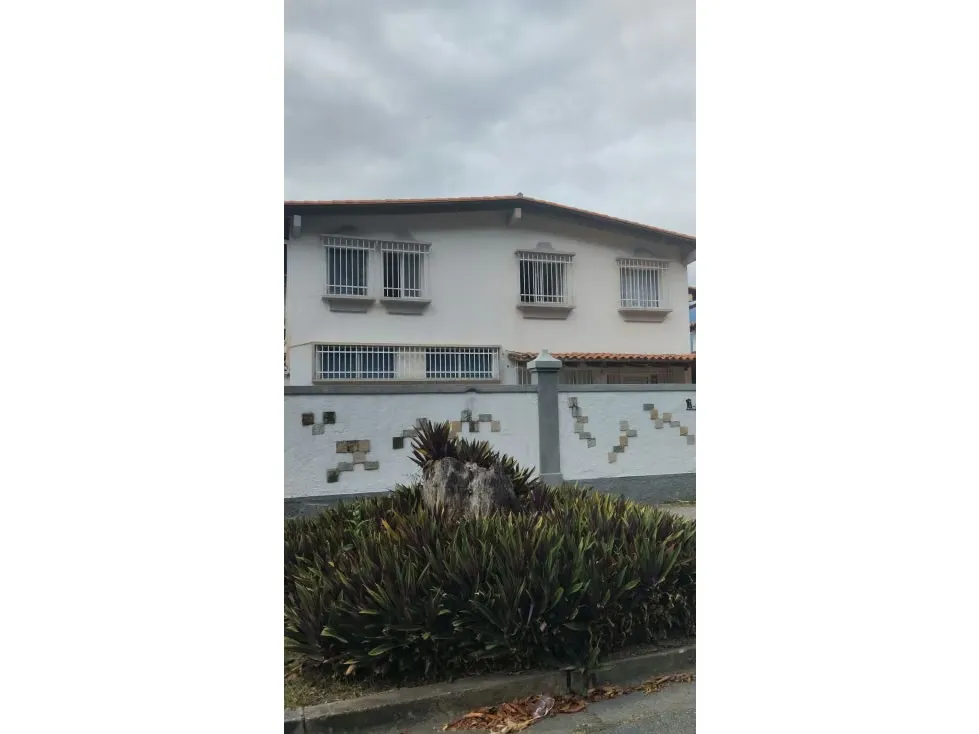 Casa en venta - CAURIMARE CALLE CERRADA*