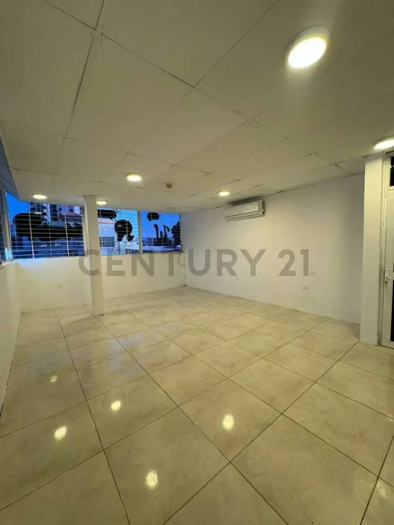 Se ofrece para la venta y alquiler locales comerciales en el C.C Patty Lecheria - 2