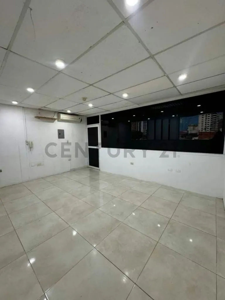 Se ofrece para la venta y alquiler locales comerciales en el C.C Patty Lecheria - 6