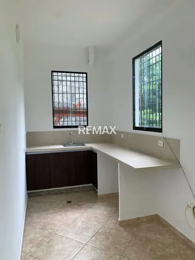 LOCAL COMERCIAL EN ALQUILER Av. Guayana, Sector Los Kioskos. - 2