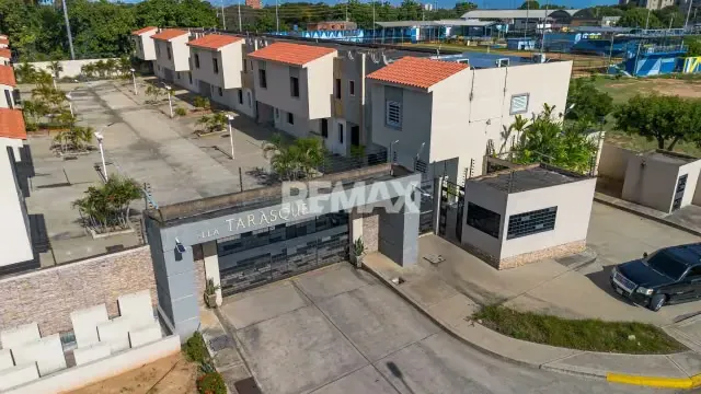 TOWNHOUSE EN VILLA TARASQUE, AVENIDA GUAJIRA