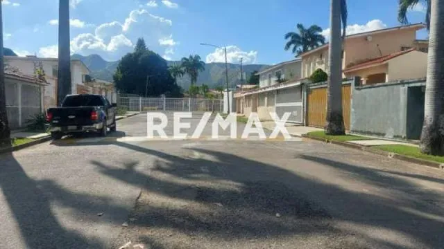 Se Vende casa en la viña a remodelar en calle cerrada con vigilancia
