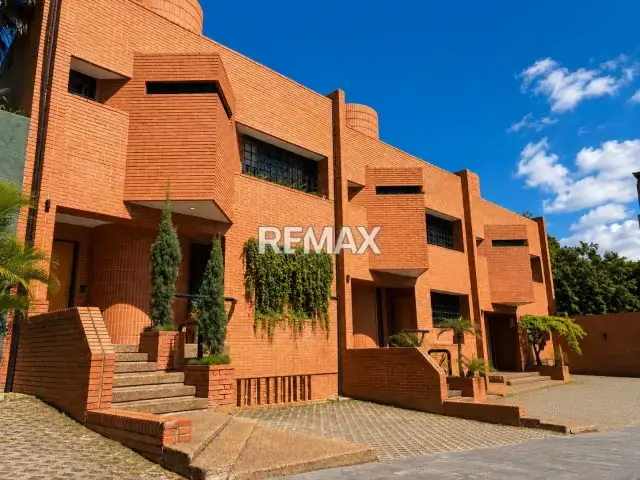 Amplio Townhouse en Alquiler en Alta Florida con Rooftop, Jacuzzi y Pozo Propio