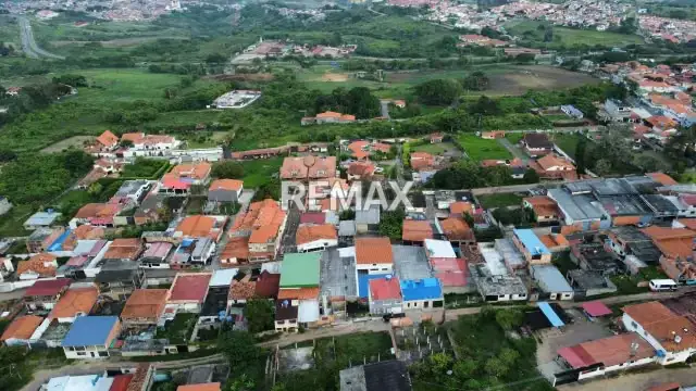 Galpon con Casa en obra blanca.