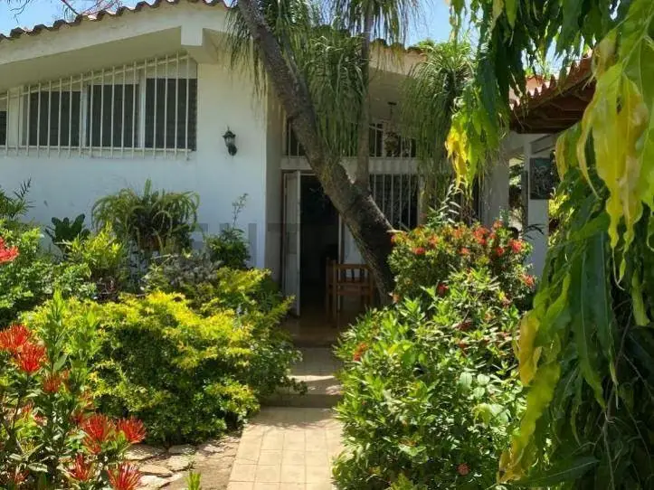 Amplia Casa con Terreno en la Avenida Circunvalación Norte, Sector Cruz Grande