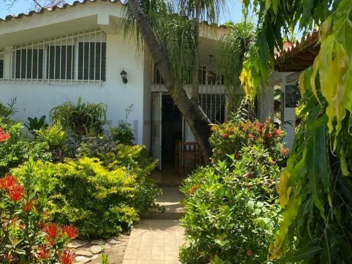 Amplia Casa con Terreno en la Avenida Circunvalación Norte, Sector Cruz Grande