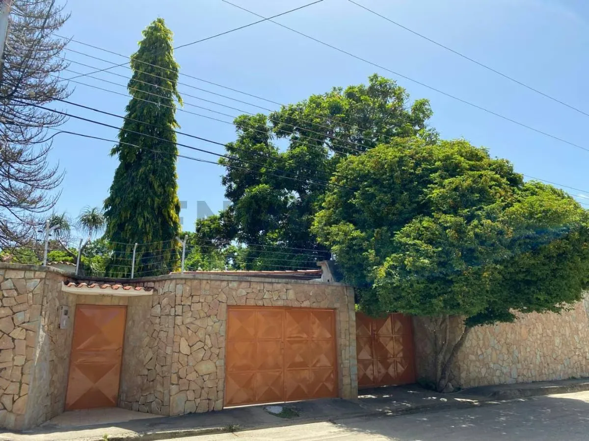 Amplia Casa con Terreno en la Avenida Circunvalación Norte, Sector Cruz Grande - 13