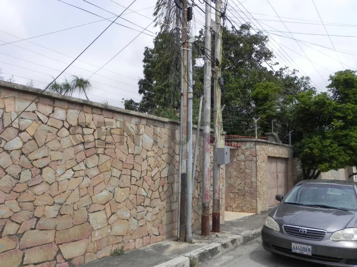 Amplia Casa con Terreno en la Avenida Circunvalación Norte, Sector Cruz Grande - 14