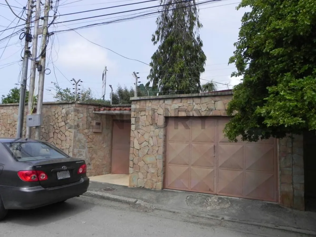 Amplia Casa con Terreno en la Avenida Circunvalación Norte, Sector Cruz Grande - 15