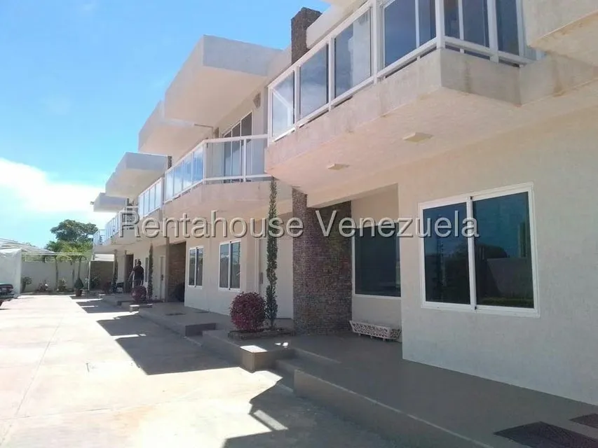 Townhouse (Duplex) en Venta en Costa Azul, Nueva Esparta - 2