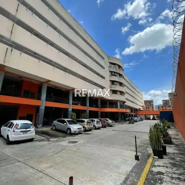 Local en alquiler ubicado en Naguanagua Centro comercial Bayona al lado del hospital Metropolitano.