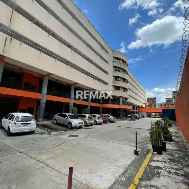 Local en alquiler ubicado en Naguanagua Centro comercial Bayona al lado del hospital Metropolitano. - 2