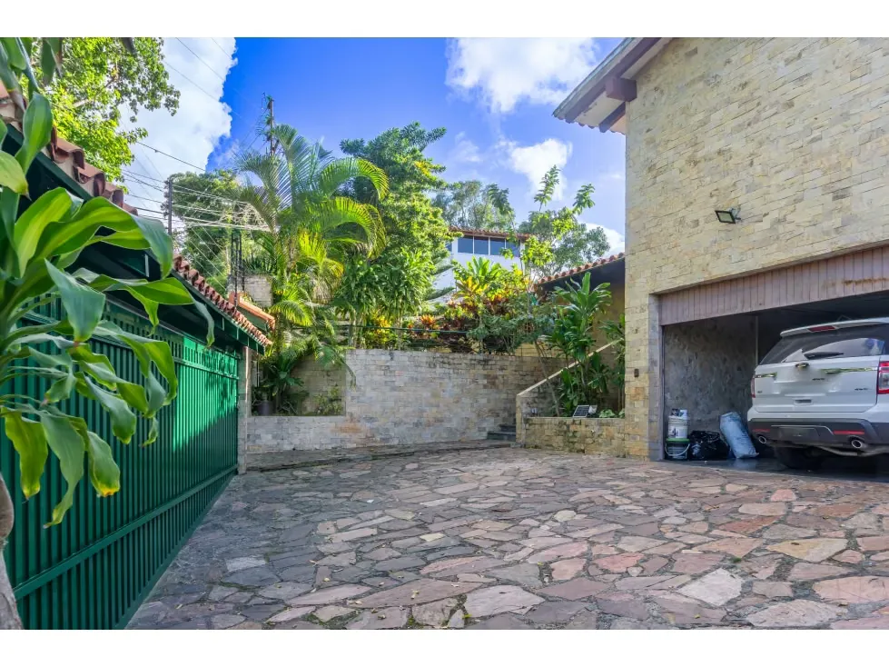 Hermosa casa en venta , Urb El Peñon 1000 M2 - 23