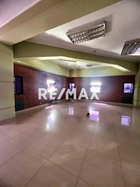 En Alquiler Excelente Oficina Comercial Centro Empresarial Uniaragua.