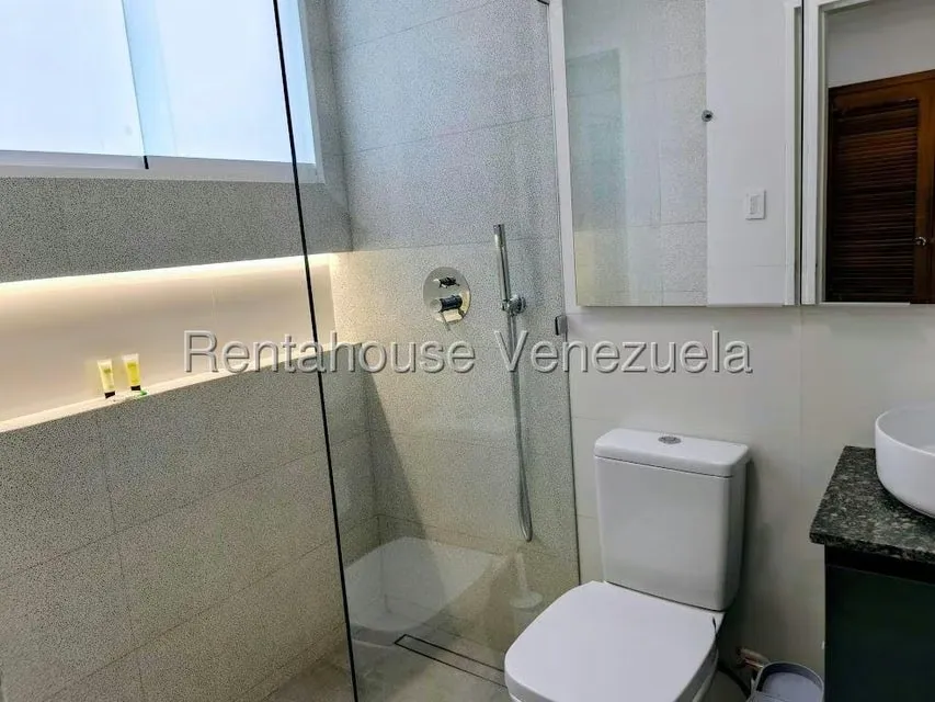 Apartamento (1 Nivel) en Alquiler en Los Palos Grandes, Distrito Metropolitano - 21