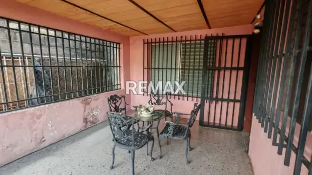 Te invito a descubrir esta exclusiva Casa de esquina tipo Quinta en venta, situada en el Sector Brisas del Orinoco, al lado del Colegio Paula BASTARDO - 3