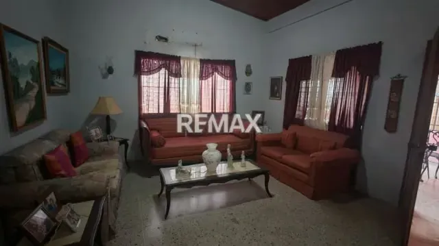 Te invito a descubrir esta exclusiva Casa de esquina tipo Quinta en venta, situada en el Sector Brisas del Orinoco, al lado del Colegio Paula BASTARDO - 7