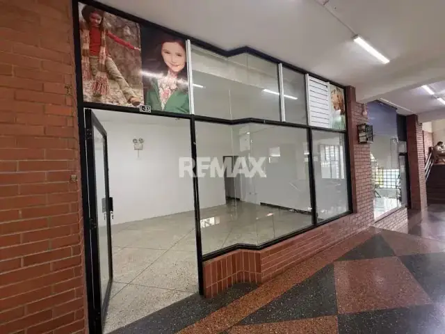 LOCAL COMERCIAL EN ALQUILER N 33 EN EL CENTRO COMERCIAL GUARAUNO