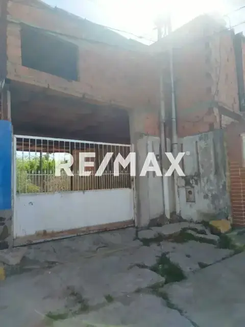 TERRENO CON BIENHECHURIA EN OBRA GRIS , COTOPERIZ