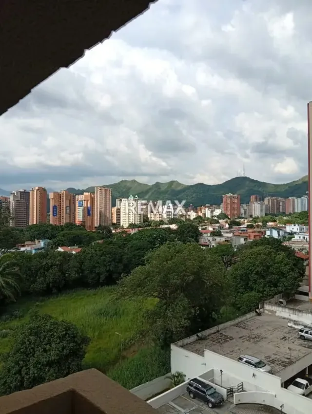 EN VENTA APARTAMENTO RES. MONREALE URB. LAS CHIMENEAS - 2